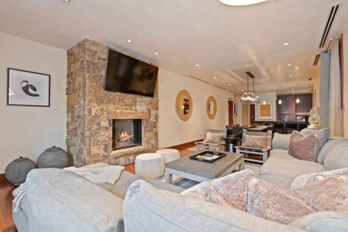 Stone-clad gas fireplace