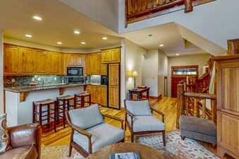 EagleRidge Townhomes 1512 living room with a view of the kitchen