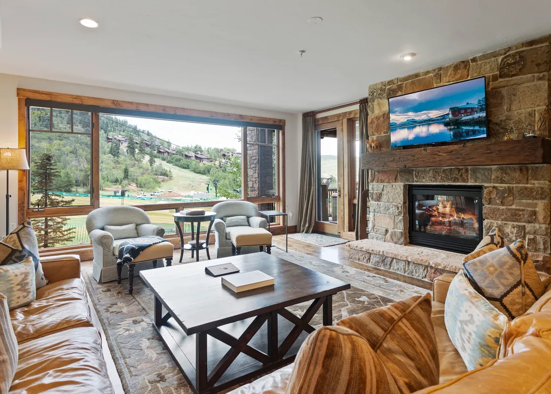 01 311 Black Diamond Lodge