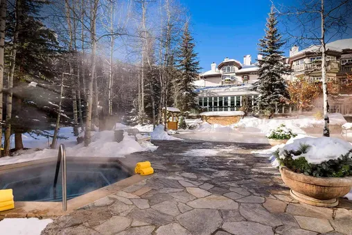 Indoor and outdoor whirlpools offering the best views of the Gore creek.