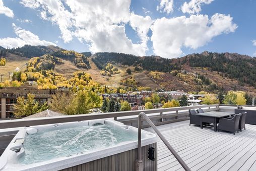 Rooftop Community Hot Tub