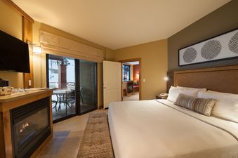 dlx king bedroom hi res
