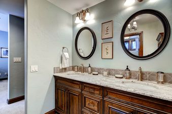 23-Highlands-Slopeside-218-Bath-C1