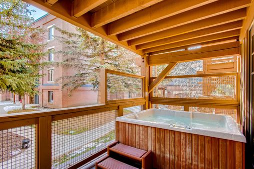 Private Outdoor Hot Tub