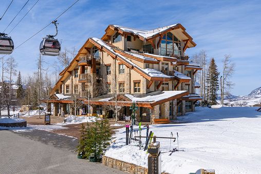 This Ski-in/ski-out Complex is located at the top of Lift 1 in the Mountain Village core.