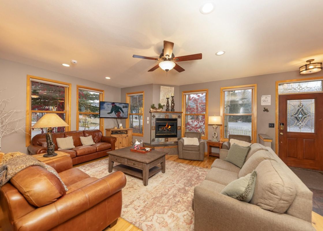 The living area at Apres on French Street features comfortable seating, a fireplace, and a television.