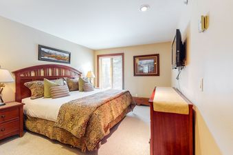 08 Lion Square Lodge South 366