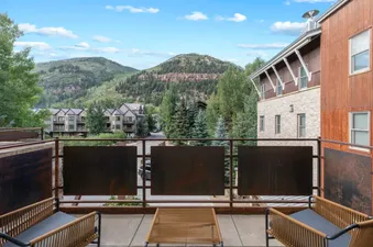 05 Slopeside Residence W202