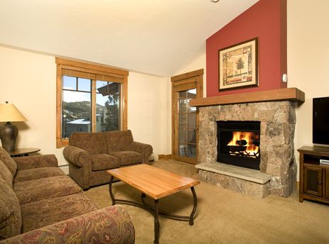 Mountain Thunder 2 Bedroom Condo Living Room with Fireplace