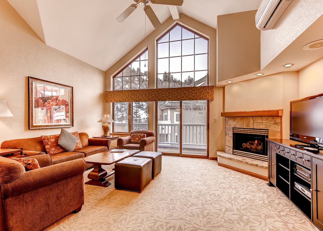 01 Spacious Living Room
