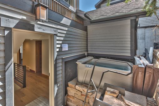 Private Outdoor Hot Tub
