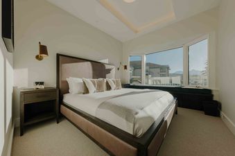 Cozy bedroom at Silver Cloud Retreat with a view.