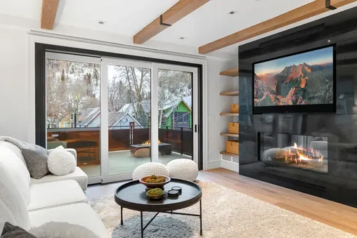 Gas fireplace(s) and outdoor fire pit