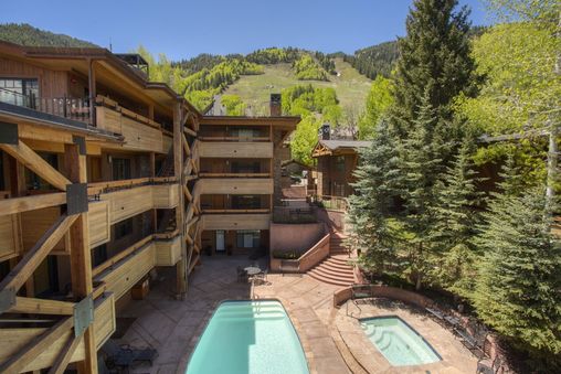Outdoor Community Pool & Hot Tub
