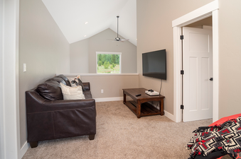 A spacious and inviting entertainment area on the upper level of Alder Brook Homers Hideaway.