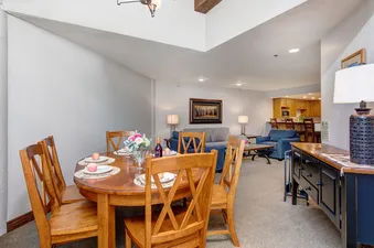 08 Silver King 414 Dining Area