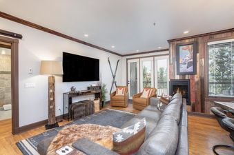 Lorian 7 living room with fireplace and TV.