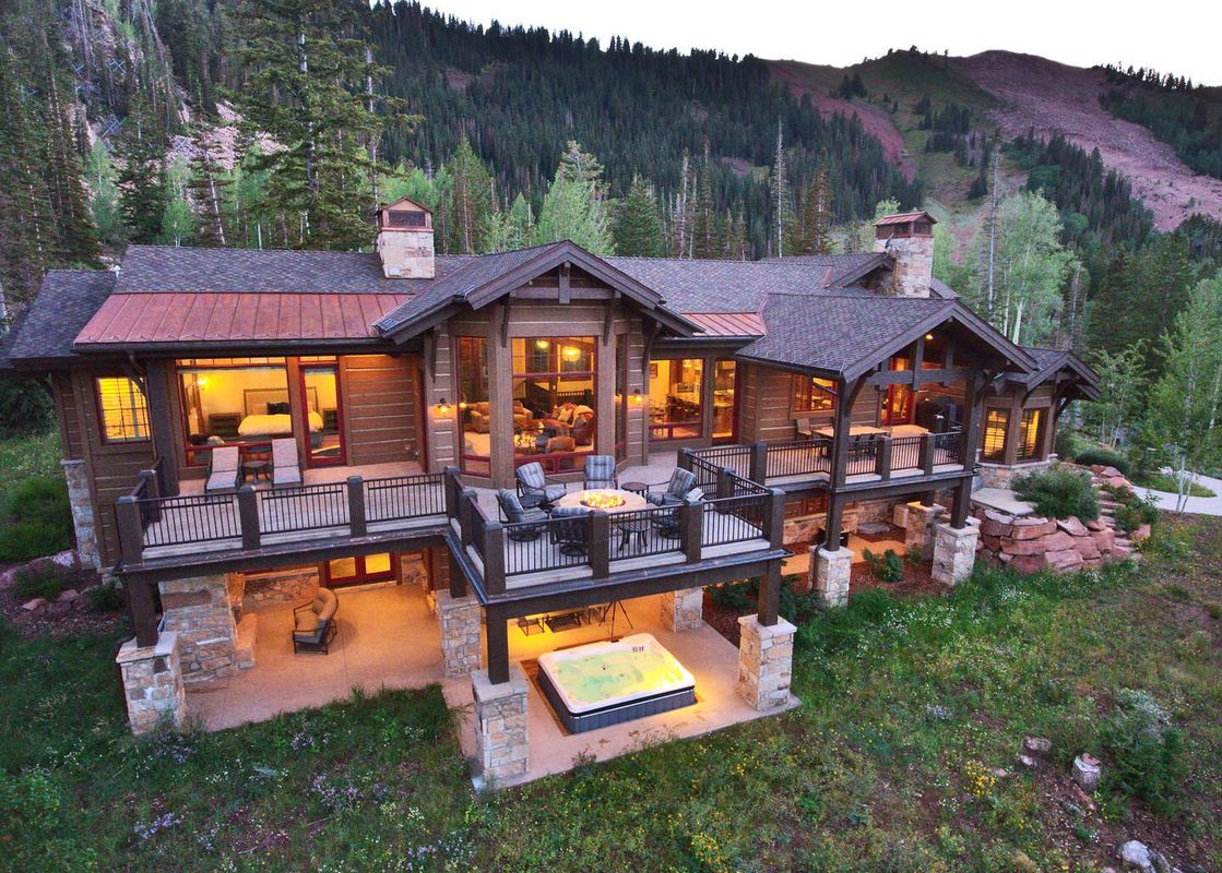 01 Alpenglow Chalet Exterior