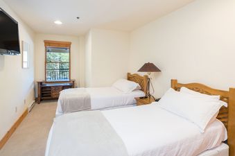 Bear Creek Lodge 110A