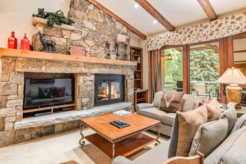 Stone-clad gas fireplace