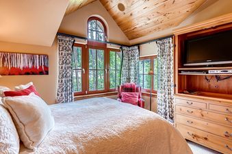 11 Cypress Mountain Chalet Primary Suite