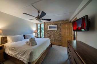 Vails Mountain Haus Two Bedroom Valleyside