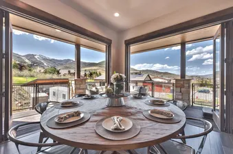 10 Blackstone Retreat Dining Area