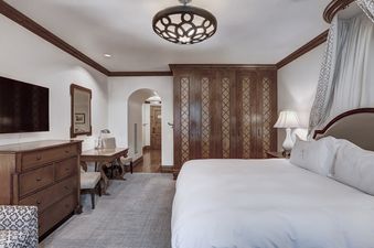 Arrabelle Deluxe Hotel Room with King