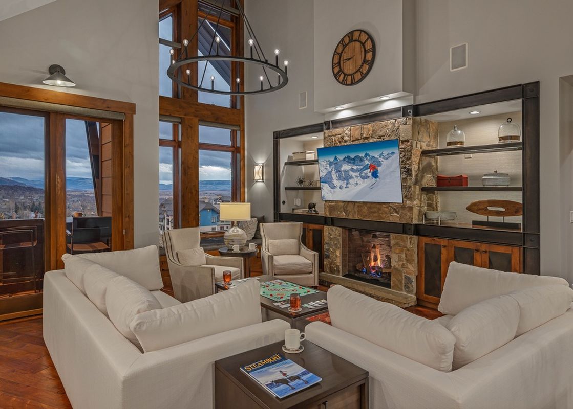 01 Diamond Peak Great Room