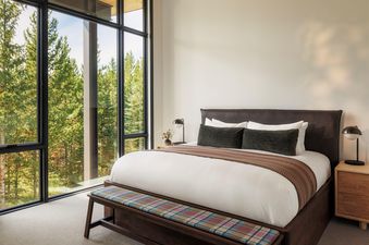 Six-bedroom private home VIP guest bedroom