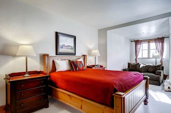 28-Market-Square-301-Bed-D2