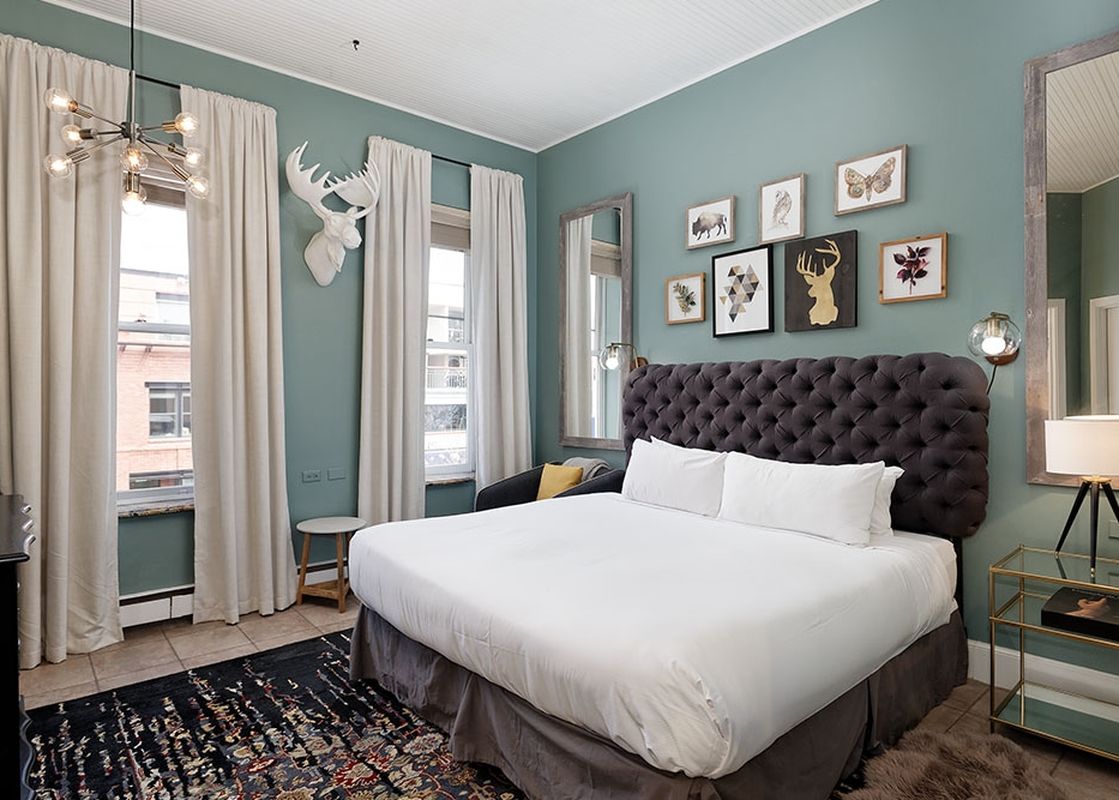 01 Hotel Room