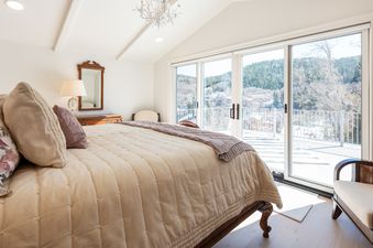 Hillside Haus