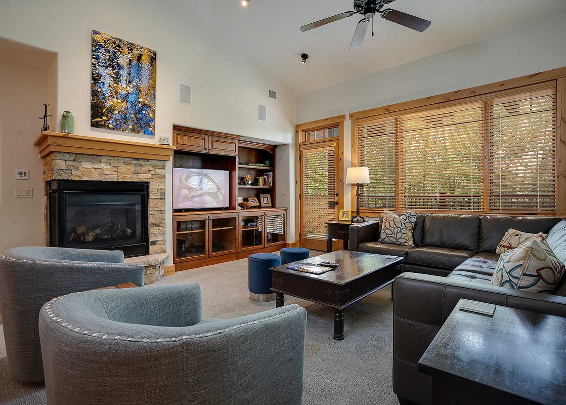 Inviting living area in Bear Lodge BL6304 with fireplace and comfortable seating.