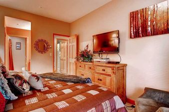 12-Highlands-Lodge-206-Bed-B2