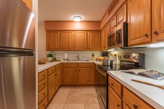 Fully equipped kitchen at Sleeping Indian W12 with oak cabinets and stainless steel appliances.