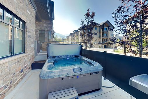 Private Outdoor Hot Tub