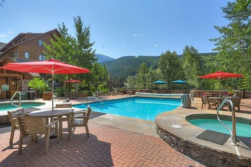 Outdoor Community Pool & Hot Tub