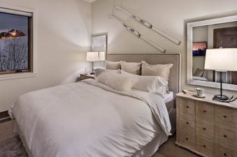 08 Queen Bedroom