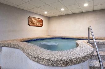 The hot tub at Silverado II Unit 334.