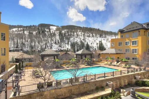 Outdoor Community Pool & Hot Tub
