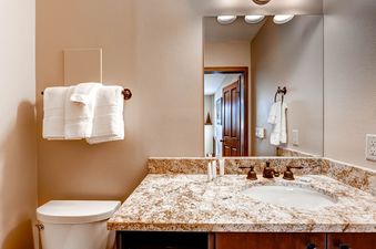 23-04 Meadows-Townhome-M1 bathroom