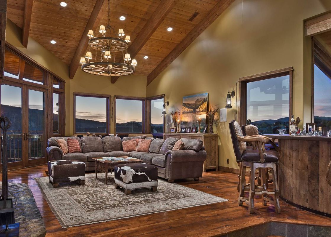 02 Spacious Living Room