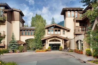 manor-vail-lodge-front
