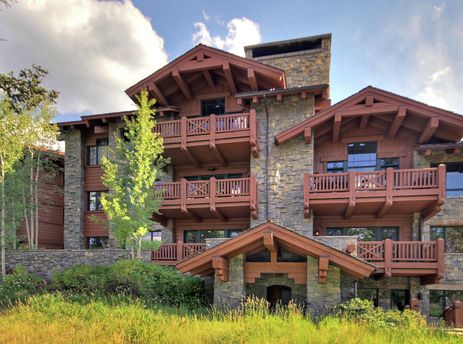 Hummingbird_Lodge_Exterior_In_The_Summer