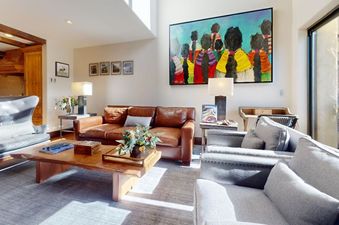 landmark207livingroom1 9425069