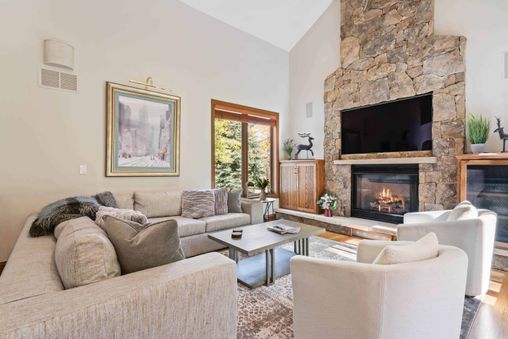 Stone-clad gas fireplace