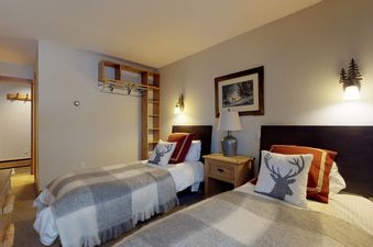 04 v303 twin room