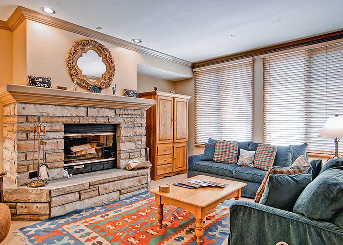 EastWestResorts HS208 livingroom-1