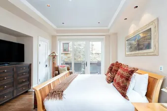 05 Slopeside Residence SW302